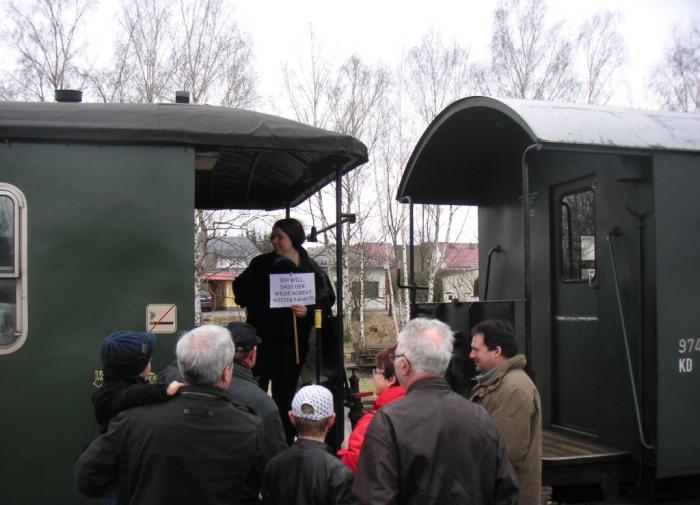 Bild rechts: Mügeln-Rochlitz - Bürgerprotest gegen die Abbestellung des Schülerverkehrs auf der Döllnitzbahn am 19. März 2011 auf dem Bahnhof Mügeln bei Oschatz.