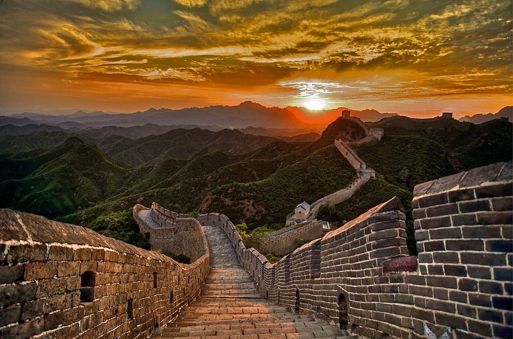 Heute ist die Chinesische Mauer eine der größten Touristenattraktionen in China und zählt zu den neuen sieben Weltwundern der Erde.