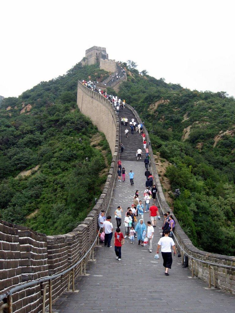 Mauerabschnitt erstreckt sich bei Badaling, 70 km nordwestlich von Peking. Vielleicht habt ihr ja mal die Gelegenheit, nach China zu reisen.