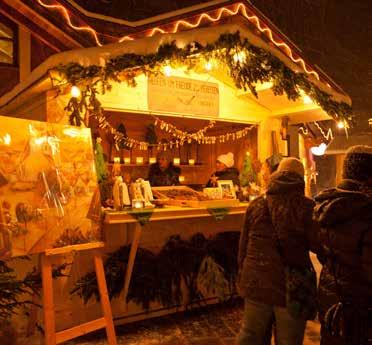 3 Weihnachtsmarkt verzaubert mit dem Christkind am Weihnachtsmarkt auf der Burg nicht nur die kleinen Besucher. Neben einer lebenden Krippe und einem Handwerksmarkt wartet auch eine Bastelstube.
