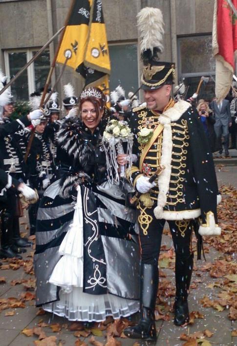 Gefühlsmäßig musste die gesamte Garde der Schwarzen Husaren vorm Standesamt in Mainz angetreten sein, jedoch nicht um diverse Hochzeitstage zu feiern, sondern um ein weiteres Mal einer bevorstehenden