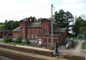 Der Bahnhof Peitz (ab 1876 Peitz-Ost) ist ein typischer Privatbahnbau dieser Bahngesellschaft und weitgehend noch im Original erhalten, vor allem