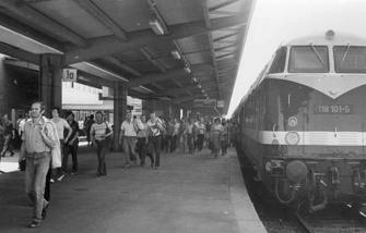 Anfangs fuhren morgens zwei und nachmittags drei Zugpaare, bestehend aus zwei Dieselloks der Baureihe 118 (V 180; DBAG BR 228) und fünfteiligen Doppelstockeinheiten.