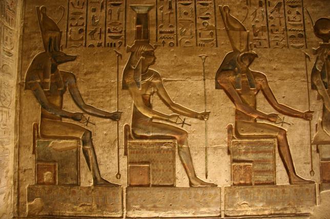 Luxor-Tempel und Museum: Der in der Glanzzeit Amenophis` III. errichtete, unter Tutanchamun mit Reliefzyklen geschmückte und von Ramses II.