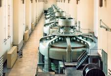 32 Das Donau-Kraftwerk Kachlet e.on Wasserkraft Blick auf die 8 Maschinensätze im November 1993. Foto: RMD AG Schnitt durch das Kraftwerk (Abbildung im Kraftwerksgebäude). Foto: Rolf Diesler, 19.