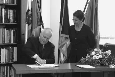 Gremien Die Tinte ist trocken: Ministerpräsident Georg Milbradt und die Rektoren der Hochschulen unterzeichneten am 10. Juli den Hochschulpakt.