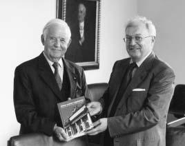 Jubiläum 2009 Rektor Franz Häuser überreichte Alt-Ministerpräsident Kurt Biedenkopf ein Exemplar von Alma mater Lipsiensis. Biedenkopf war am 1. 9. zu einem Gedankenaustausch nach Leipzig gekommen.