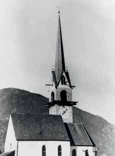 1947 präsentierte sich stolz der fertige Kirchtum in Stegen wo heute das Michael-Pacher-Haus steht. Dann leistete er den Militärdienst und machte die Berufspraxis in Brixen. Ing. Geat und Ing.