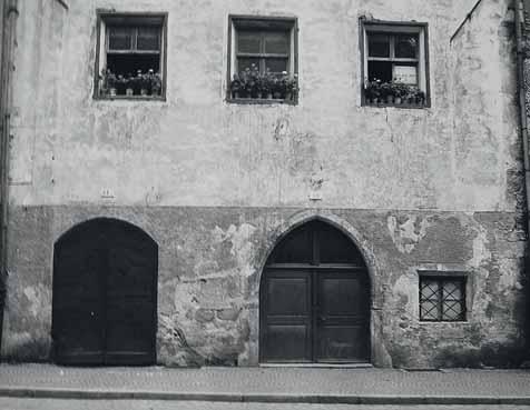 November 1955 schenkt die Mutter Anna Ottowitz ihrem Sohn Eduard auch ihren Anteil, sodass er Alleinbesitzer der Immobilie wird. Das Zeugnis der 4. Klasse beweist, dass Eduard Auer seit dem 20.