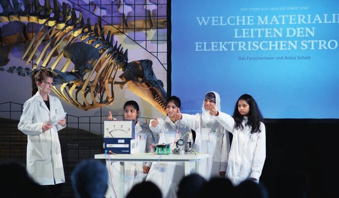 Daumen hoch für das Projekt aus dem Deutschen Museum die Schülerinnen zeigen den Versuch zur elektrischen Leitfähigkeit verschiedener Werkstoffe.