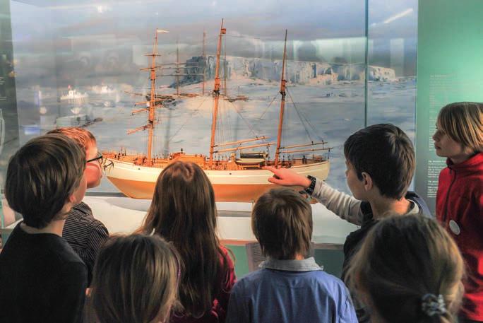 Forschungsschiff Gauß: Kinder zeigen sich gegenseitig ihre Lieblingsobjekte in der Ausstel lung Meeresforschung.