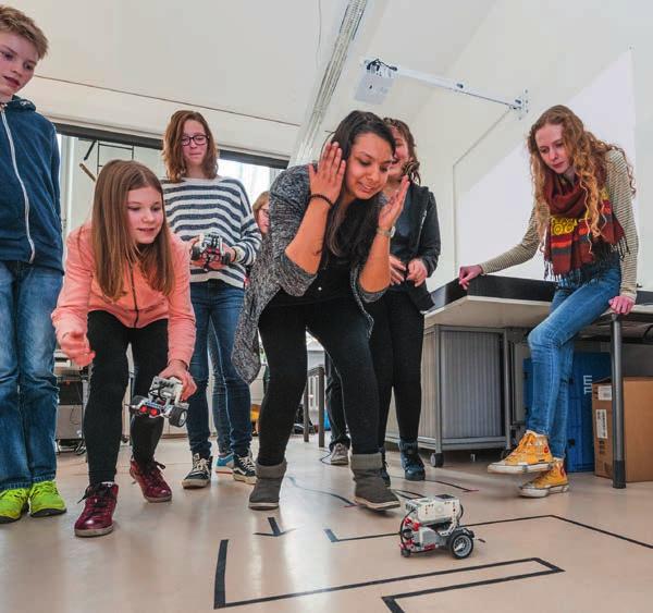 Die Schülerinnen sind begeistert: Ihre Programmierung lotst die Roboter durch das Labyrinth.