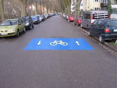 Abb. 21 Fahrradstraßen in Freiburg (links) und Leer (rechts) Gegebenenfalls kann der Fahrradstraßen-Charakter durch die Einrichtung einer Torsituation (bauliche Einengung auf 4.