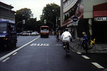 Bei Fahrstreifenbreiten unter 4,75 m kann ein Bus einen Radfahrer nicht mit hinreichendem Sicherheitsabstand überholen.