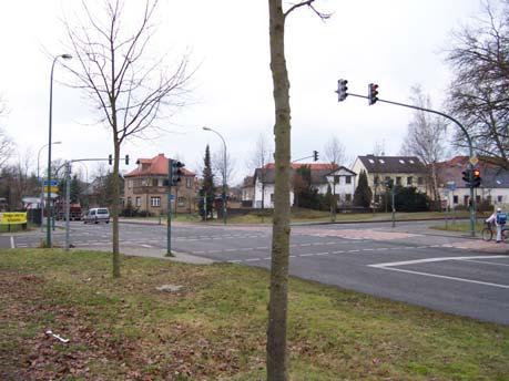 (Schulausgang links) und Sportplatz Zugang (rechts) Foto 11 Übergang