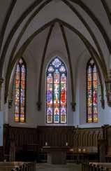 7 Altar, Taufbecken Die Altarplatte aus Holz liegt einem großen Sandsteinblock mit Reliefszenen auf. Auf dem Taufbecken ist u.a. der Zug durch das Rote Meer dargestellt.