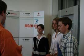 Im Rahmen der Veranstaltung wurde an eine Schülergruppe der VDI- Preis Technik hilft vergeben (s.u.).