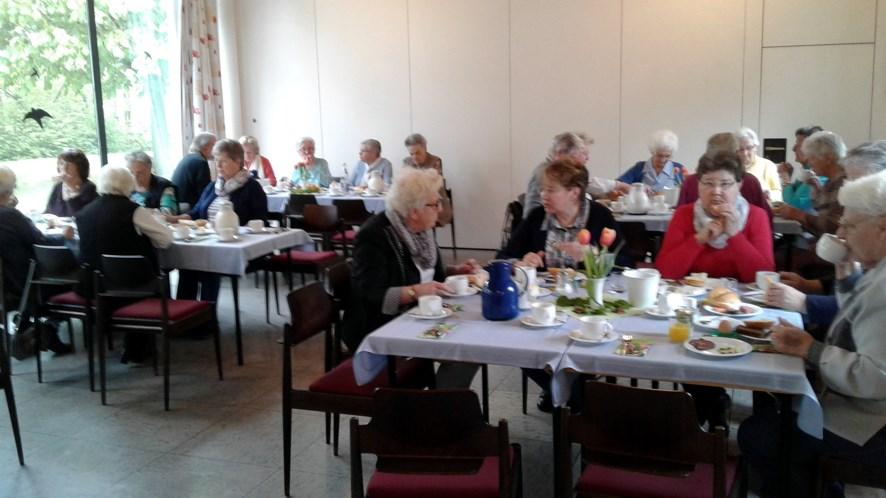 21 Treffpunkte Gemeinsames Kirchenfrühstück nur für Senioren? Natürlich nicht! Jeder ist willkommen! Aber erfahrungsgemäß sitzen ältere Menschen häufiger allein am Frühstückstisch.