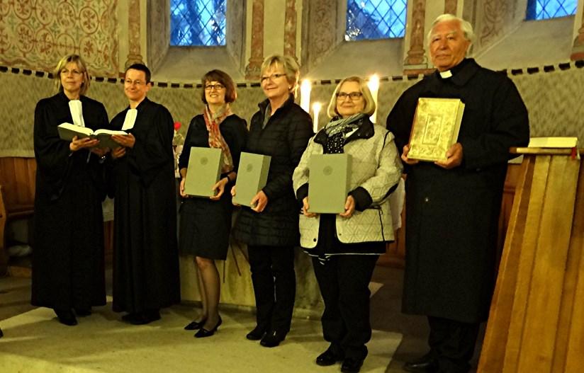 Am Gründonnerstag wurde die Bibel im Kooperationsgottesdienst von Superintendentin Pfarrerin Martina Espelöer der Gemeinde überreicht.