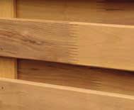 Durch die Holzstrukturen sind Farbunterschiede unvermeidbar und stellen somit keinen Reklamationsgrund dar. Bei Lärchenholz kann auf Grund des hohen Harzgehaltes Harz austreten.