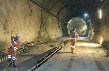 Vom Stollen zum Bahntunnel Der Tunnel im Rohbau Wenn die Tunnelarbeiter den Basistunnel aussprengen bzw.