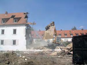 ABBRUCH- / RÜCKBAUMASSNAHMEN Fortsetzung 2006 Abbruch von 2 Mehrfamilienhäusern mit Nebengebäuden Komplettabbruch von 2 Mehrfamilienhäusern
