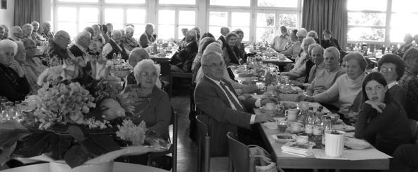 Seniorennachmittag im Oktober Bei leckerem Apfelsaft und Kuchen durften sich die Gäste auf das Thema Alles rund um den Apfel einstimmen.