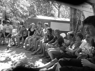 Evangelische Jugend Darmsheim Am Dienstag, den 23. August hatten wir eine Schatzsuche und Stockbrotbacken im Kirchgarten ausgeschrieben.