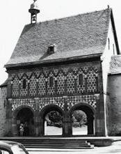 1. Bild: Sogenannte karolingische Königshalle (Torhalle) des Klosters 2.