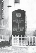 Bild 1: Rutesheimer Soldaten des 1. Weltkriegs - Musterung Bild 2 und 3: Denkmäler für die Gefallenen in Rutesheim und Perouse mittel ein.