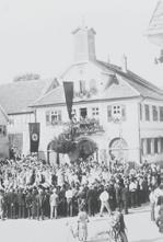 Bild 1: Luftbild von Rutesheim 1934 Bild 2: Altes Rathaus um 1933 Bild 3: Bürgermeister Raich (links) beim Bau der Bahnhofstraße (1929) In der Zeit des Dritten Reichs lebten zwei jüdische Personen in