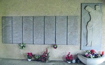 Bild 1: Denkmal für die Gefallenen im 2. Weltkrieg beim Friedhof, bestehend aus 7 Schrifttafeln mit Inschriften Zum Gedenken unseren Gefallenen und Vermissten 1939-1945.