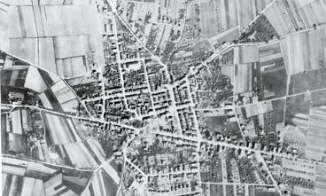 Bild 1: Auf dem Luftbild vom April 1945 erkennt man die zerstörten Häuser in der Ortsmitte Landung der Alliierten, im Elsass und an der Oder.