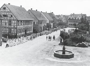 Bild 1: Schulspeisung nach dem Krieg Bild 2: 1952/53 wurde der Wasserturm erbaut Bild 3: Das erste Kinderfest nach dem Krieg wurde im Juni 1947 gefeiert. 1936 bis 1951 war er 1.