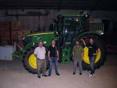 Traktor für Gemeinschaft Obergrabern Rechtzeitig vor der Getreideernte konnten die Mitglieder der Traktorgemeinschaft Obergrabern ihr neues Zugpferd übernehmen.