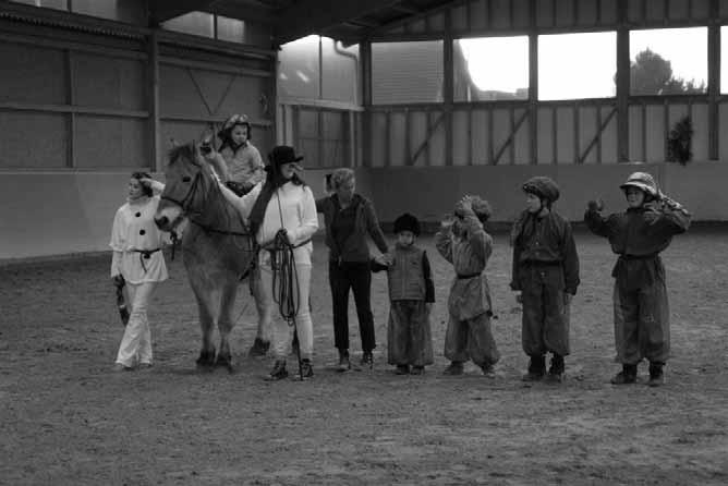 Anschließend stellte uns Brigitte Niemsch eine klassische Quadrille von acht jungen Reiterinnen vor, die uns auf ihren elchähnlichen Pferden eine perfekte
