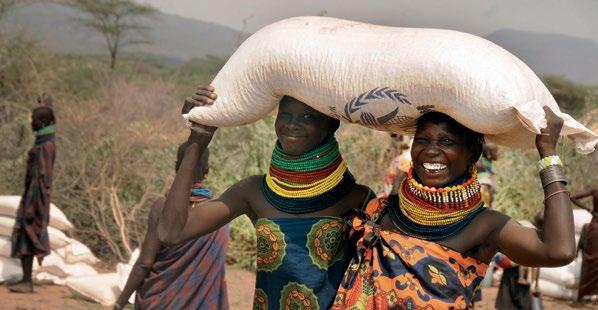 WFP/Rose Ogola Familien, wie die der beiden Frauen in der Turkana-Region Kenias, erhielten dank der Unterstützung Deutschlands Rationen mit Grundnahrungsmitteln, unter anderem Hirse.