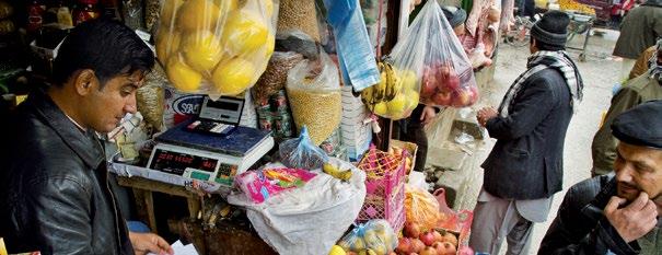 WFP/Teresa Ha Auch die lokalen Märkte profitieren von WFP- Transferzahlungen. WFP/Matthias Steinbach WFP/Teresa Ha Hilfe aufs Handy: In Sambia kann WFP Gutscheine elektronisch verschicken.