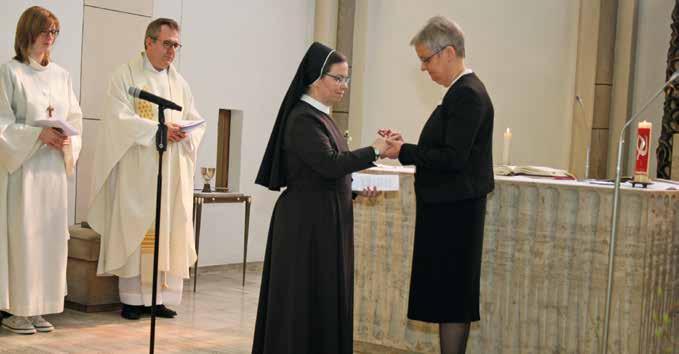 Schwester Edith-Maria steckte Schwester Dorothea-Maria als Zeichen für das Bündnis mit Gott den Trauring an,