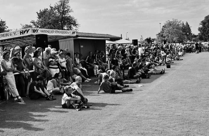 Foto: Marc Dauer Über 500 Besucher erlebten einen herrlichen Fußball-Familientag in Hamminkeln. von Hamminkeln in vom Bürgermeister Schlierf gesponserten schwarzweißen Trikot.