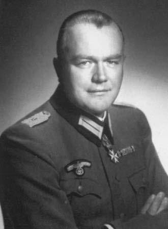 Da er sich 1933 weigerte der NSDAP oder einer ihrer Gliederungen beizutreten, schied er aus allen politischen Ämtern aus. Zu Beginn des 2. Weltkrieges wurde er als Major d.r. Kommandeur eines Ersatztruppenteils.