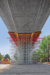 The use of formwork girders with steel walers and brackets allow the realization of