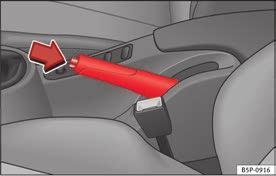 Fahren 169 Hinweis Die Schaltwippen am Lenkrad können bei jeder Stellung des Wählhebels und bei fahrendem Fahrzeug bedient werden.