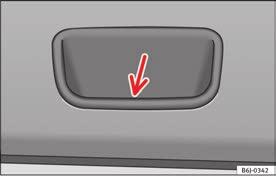Je nach Fahrzeugzustand ist die Funktion dieses Systems verfügbar bzw. gesperrt. Abb. 62 Heckklappe: Öffnen von außen Wenn die Heckklappe verriegelt ist, kann sie nicht geöffnet werden.