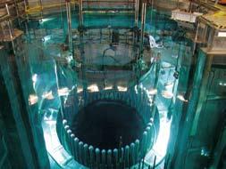 siempelkamp nukleartechnik Dichtdeckel bestehend aus zwei Hälften und Zentrierkonsolen RDB-Dichtdeckel vor dem Eintauchen in die geflutete Reaktorgrube Nach dem Eintauchen in die Reaktorgrube nähert
