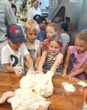 Schulanfänger zu Besuch bei Bäckerei Neumayr in Aurach Das letzte Jahr im Kindergarten ist für alle Kinder etwas Besonderes.