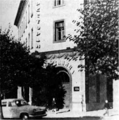Rechts das Gebäude der Bank der Ostpreußischen Landschaft", dahinter das Haus der Bücherstube am Hohen Tor".