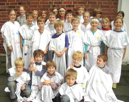 einem großen Geländespiel. Gekleidet in selbst hergestellte Gewänder begaben sich 24 Kinder auf die Suche nach der geheimnisvollen Schrift.