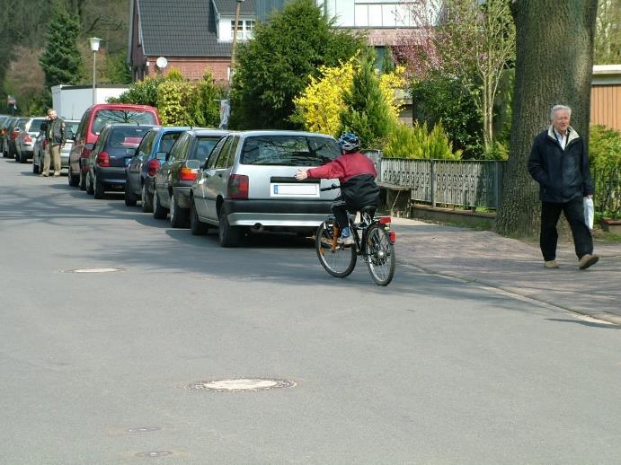 vorbeifahren, denn die Straße ist breit genug.