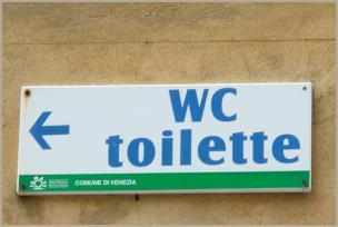 Toiletten in Venedig Wohin Sie müssen, wenn Sie mal müssen: Öffentliche Toiletten Solange sie sich im Zentrum aufhalten (Markusplatz) oder sich auf den Routen bewegen, auf denen ein typischer Tourist